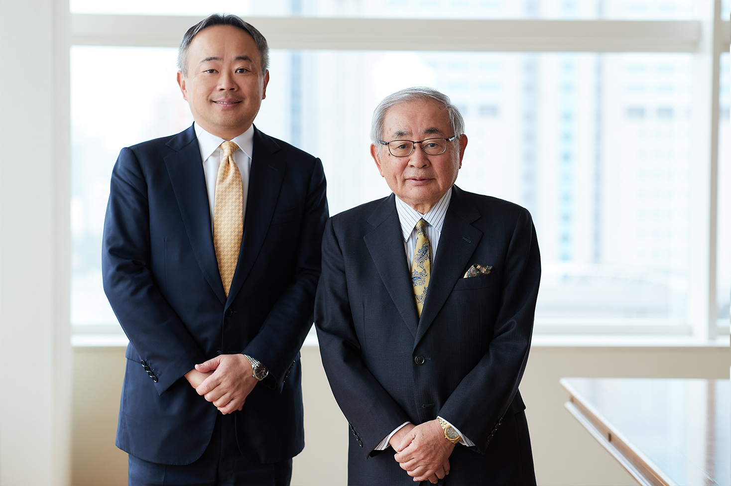 左：代表取締役社長 鈴木 英明、右：代表取締役会長 鈴木 宏